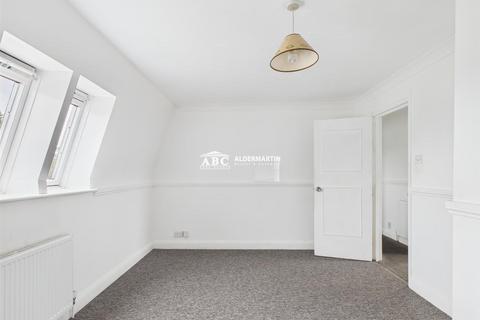 3 bedroom flat for sale, Stonegrove, Edgware