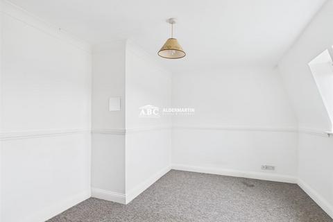 3 bedroom flat for sale, Stonegrove, Edgware