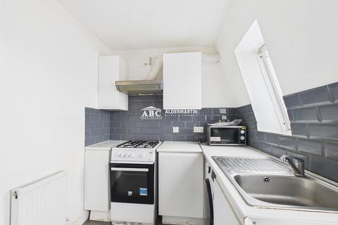 3 bedroom flat for sale, Stonegrove, Edgware