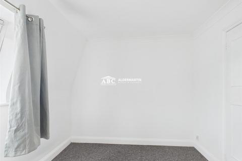 3 bedroom flat for sale, Stonegrove, Edgware