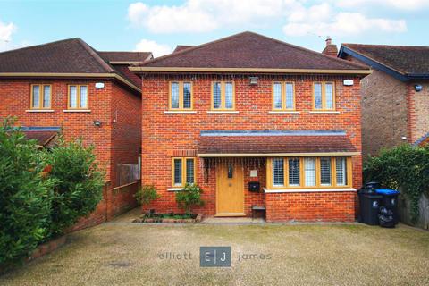 5 bedroom detached house to rent, Blackacre Road, Epping CM16