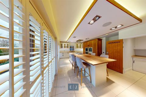 5 bedroom detached house to rent, Blackacre Road, Epping CM16