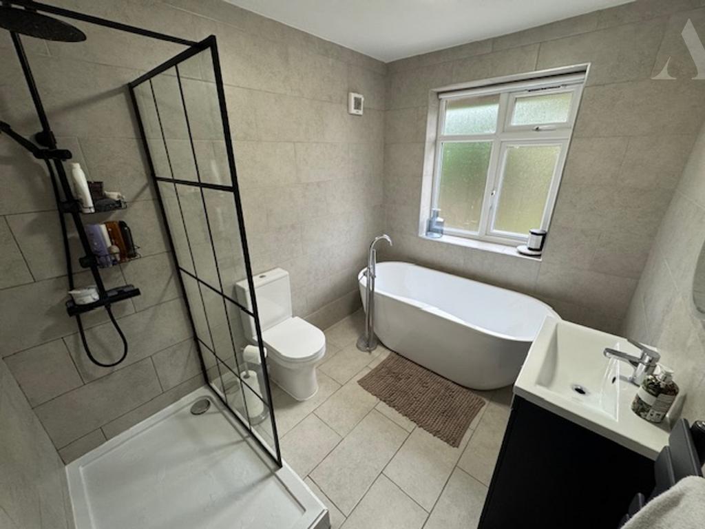 45 Lindale Ave - Bathroom.jpeg