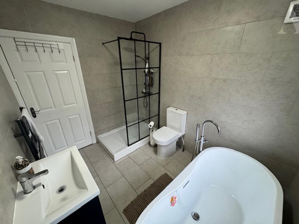 45 Lindale Ave - Bathroom x 2.jpeg