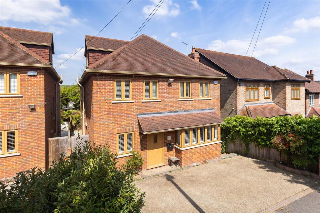 30 B Blackacre Road Theydon Bois, Essex, CM16 7 LU (