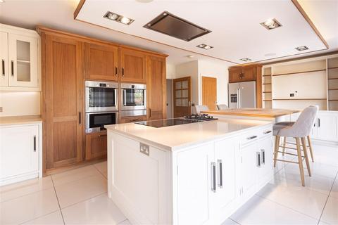 5 bedroom detached house to rent, Blackacre Road, Theydon Bois