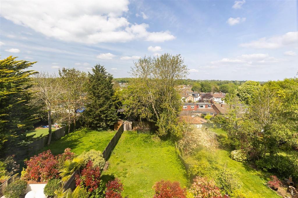 30 B Blackacre Road Theydon Bois, Essex, CM16 7 LU (