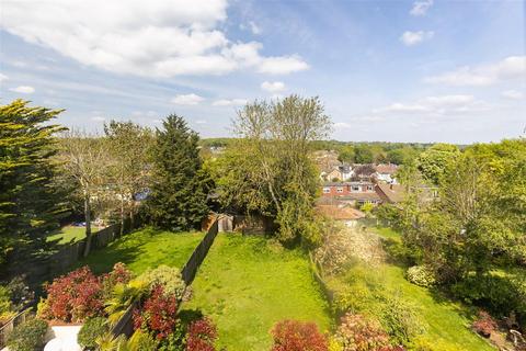 5 bedroom detached house to rent, Blackacre Road, Theydon Bois