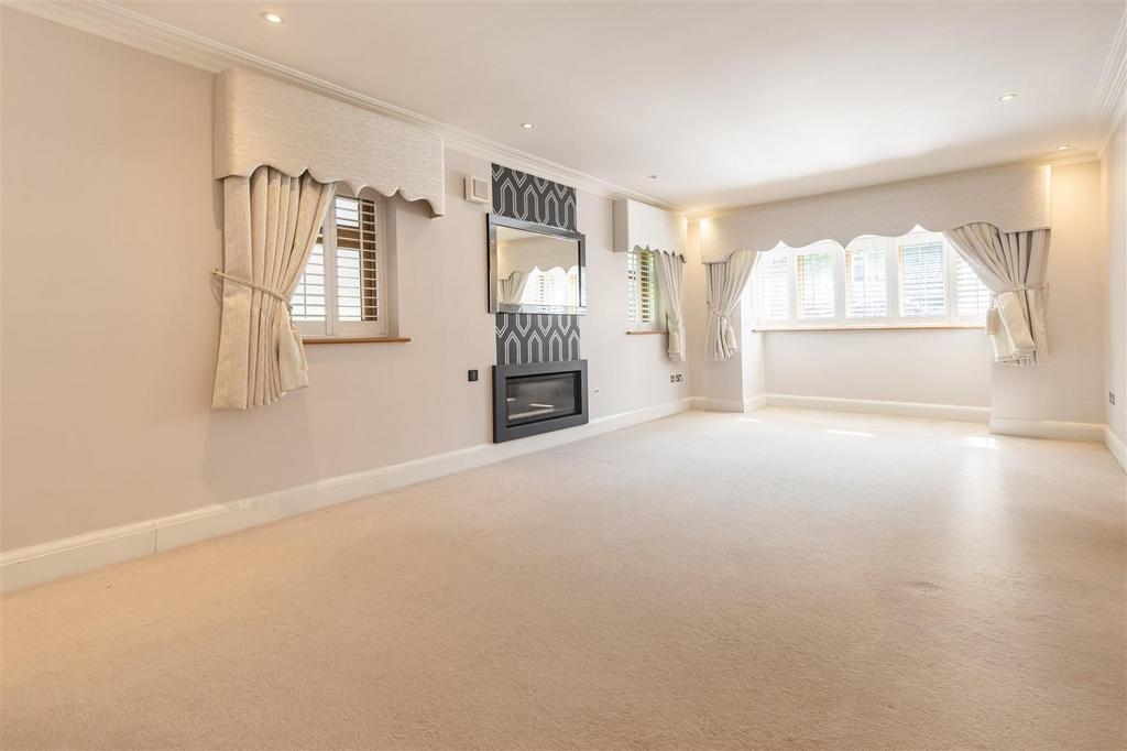 30 B Blackacre Road Theydon Bois, Essex, CM16 7 LU (