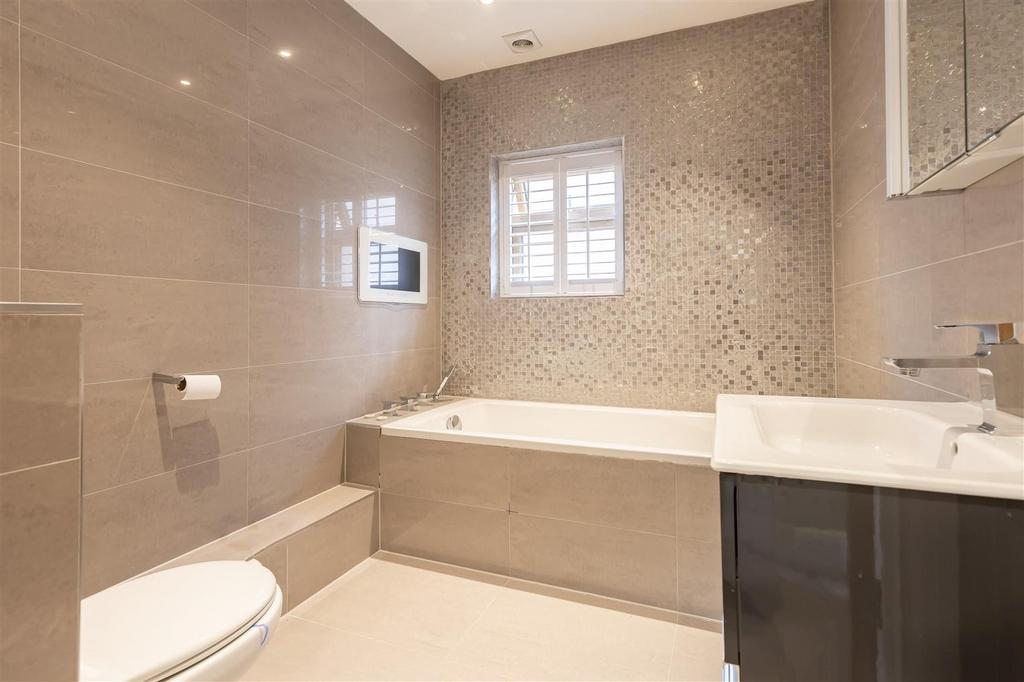 30 B Blackacre Road Theydon Bois, Essex, CM16 7 LU (