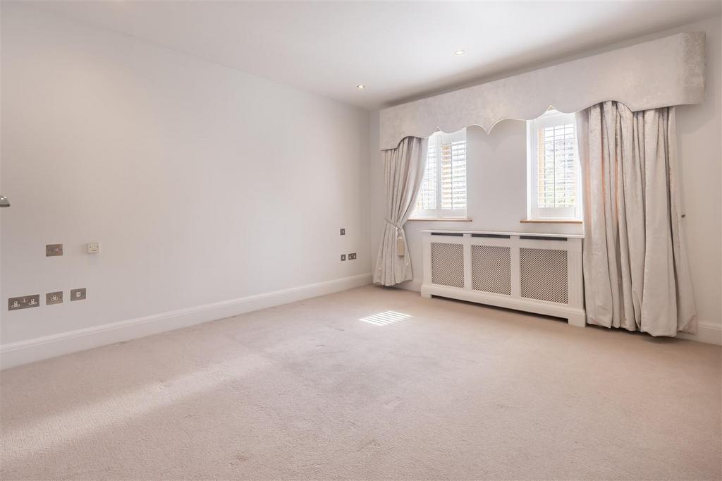 30 B Blackacre Road Theydon Bois, Essex, CM16 7 LU (