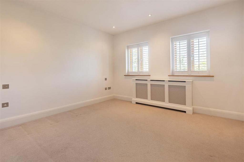 30 B Blackacre Road Theydon Bois, Essex, CM16 7 LU (