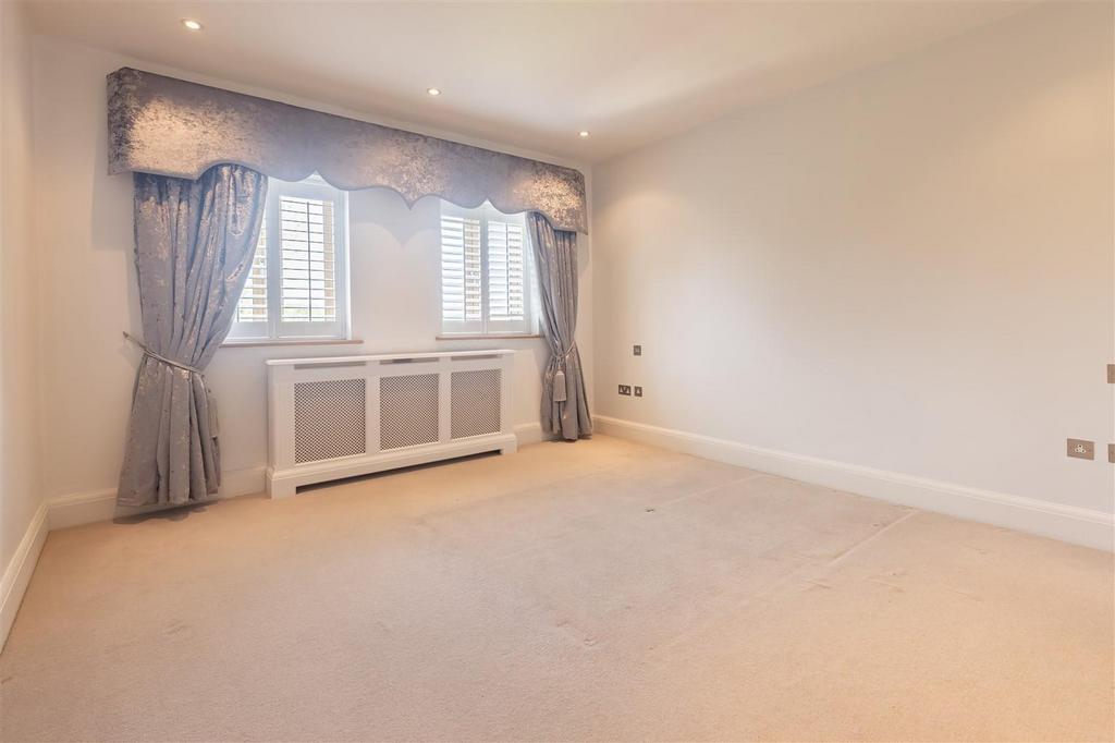 30 B Blackacre Road Theydon Bois, Essex, CM16 7 LU (