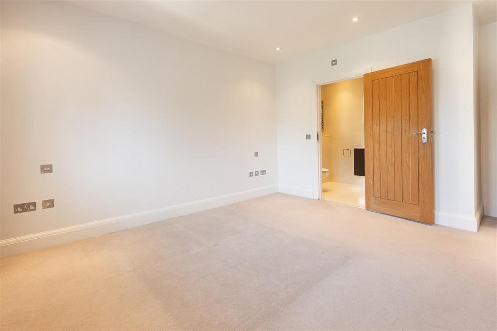 30 B Blackacre Road Theydon Bois, Essex, CM16 7 LU (