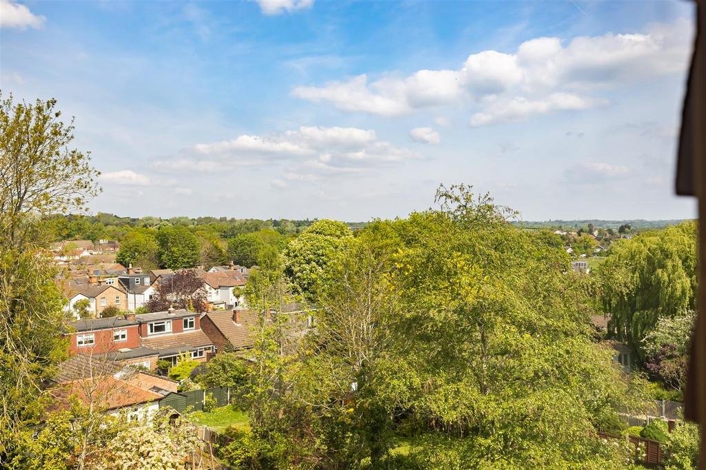 30 B Blackacre Road Theydon Bois, Essex, CM16 7 LU (