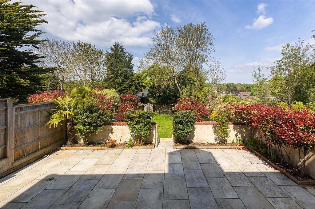 30 B Blackacre Road Theydon Bois, Essex, CM16 7 LU (