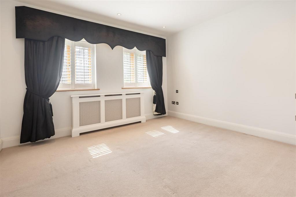 30 B Blackacre Road Theydon Bois, Essex, CM16 7 LU (