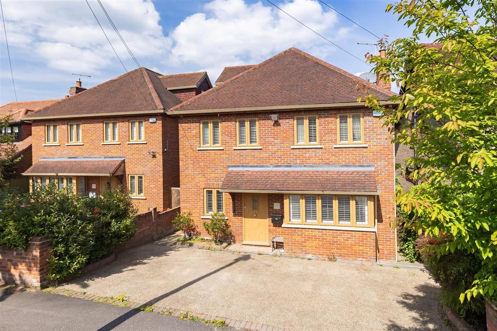 30 B Blackacre Road Theydon Bois, Essex, CM16 7 LU (