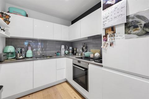 1 bedroom flat for sale, Banyan Court | Royal Warf | Pontoon Dock | London