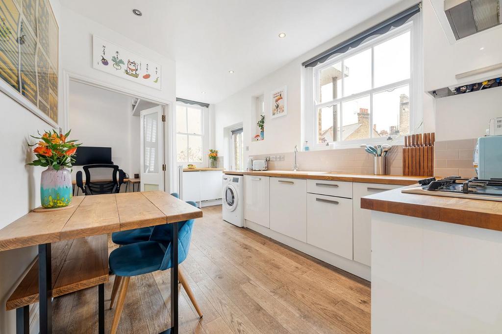 Kitchen (2).JPG