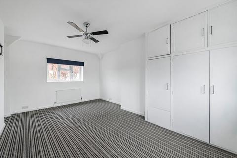 undefined, Almond Grove, Brentford TW8