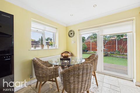 10 Westacott, Hayes, UB4 8AQ