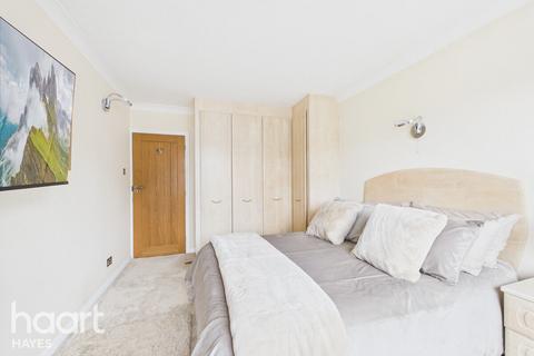 10 Westacott, Hayes, UB4 8AQ