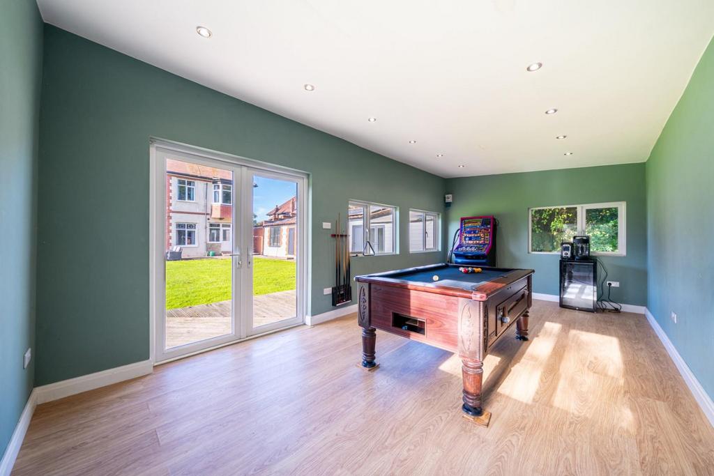 25236 99 Kingsgate 045.jpg