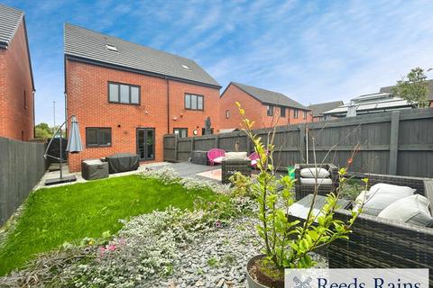 13 Riverside Way, Salford, M6 6HN