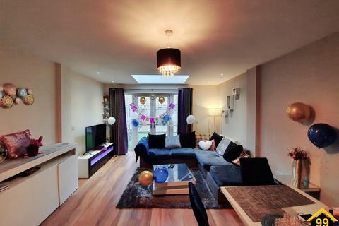 3 bedroom semi-detached house to rent, Elderberry Close, Kings Park, Romford, United Kingdom, RM3