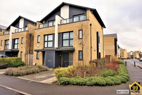 3 bedroom semi-detached house to rent, Elderberry Close, Kings Park, Romford, United Kingdom, RM3