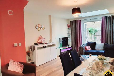 3 bedroom semi-detached house to rent, Elderberry Close, Kings Park, Romford, United Kingdom, RM3