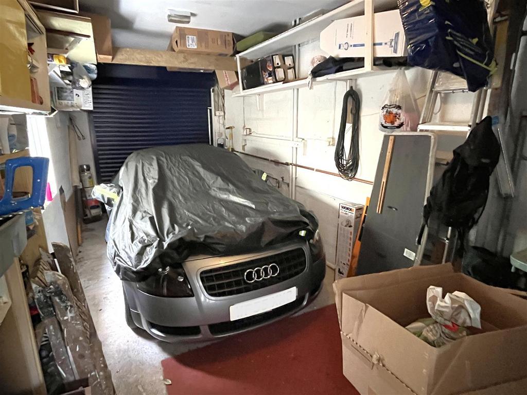 Garage without number plate.JPG