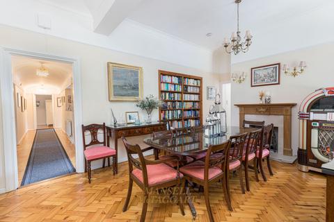 4 bedroom detached house for sale, London Road, East Grinstead RH19