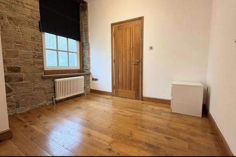 2 bedroom flat to rent, Station Road, Batley