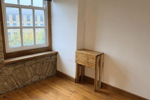 2 bedroom flat to rent, Station Road, Batley
