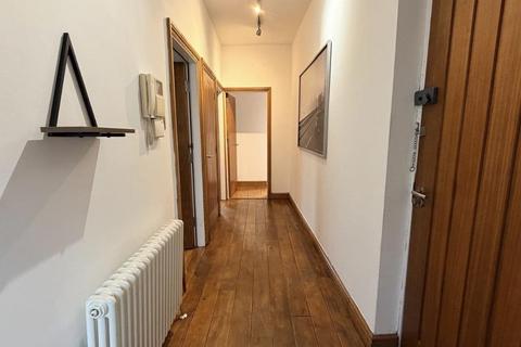 2 bedroom flat to rent, Station Road, Batley