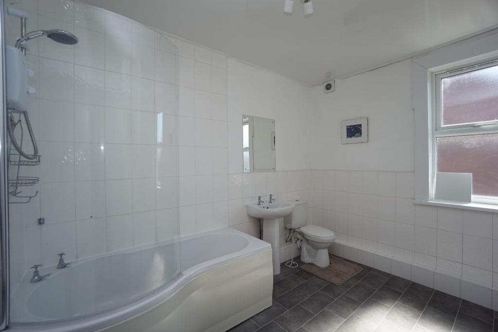 5. Bathroom EVRD29.jpg