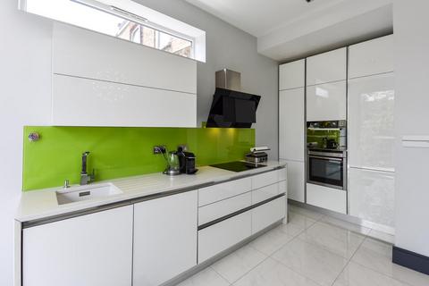 3 bedroom flat to rent, Ballards Lane, London, N12