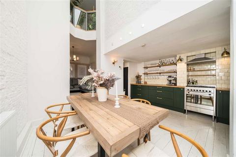 2 bedroom terraced house to rent, Trinity Gardens, London SW9