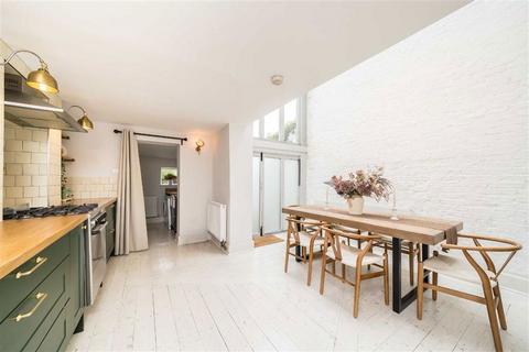 2 bedroom terraced house to rent, Trinity Gardens, London SW9