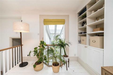 2 bedroom terraced house to rent, Trinity Gardens, London SW9