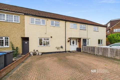 3 bedroom terraced house for sale, Babbacombe Close, Chessington, Surrey. KT9