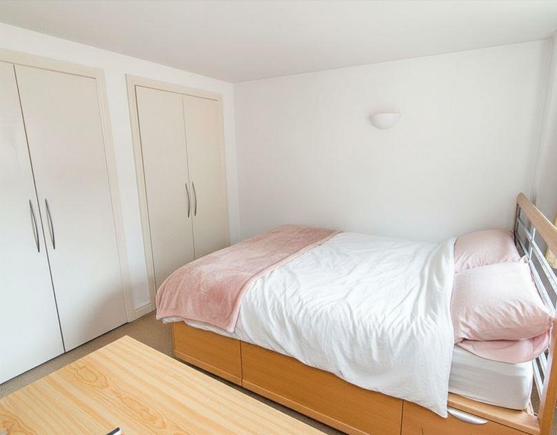 Bed wih ensuite.JPG