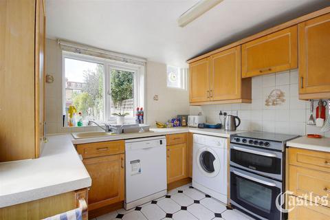 3 bedroom terraced house for sale, Caversham Avenue, London, N13