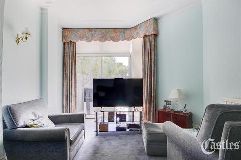 3 bedroom terraced house for sale, Caversham Avenue, London, N13