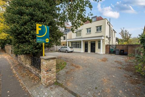 undefined, Oak Avenue, Hampton, TW12