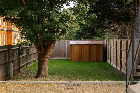 Studio to rent, Redwood Drive, Epsom