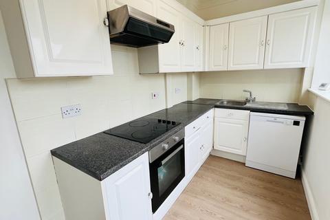 3 bedroom terraced house to rent, Valence Wood Road