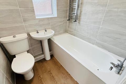 3 bedroom terraced house to rent, Valence Wood Road